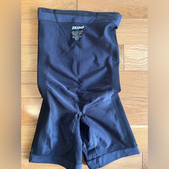 SKIMS High waisted bonded short - Picture 4 of 6